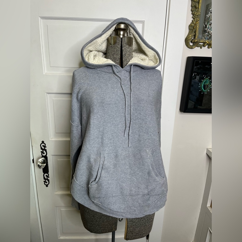 Cozy Gray Hooded Sweatshirt with Sherpa Lining